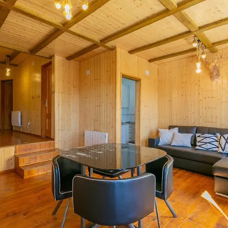 Apartamento De Madera Muy Cálido Con Buenas Vistas *